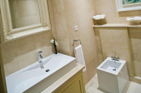 Separate tub and shower, jetted tub, free toiletries, hair dryer