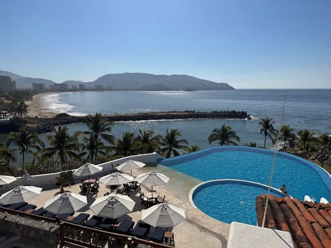 The view from our living room. You can use the pool, shared by only 6 houses.