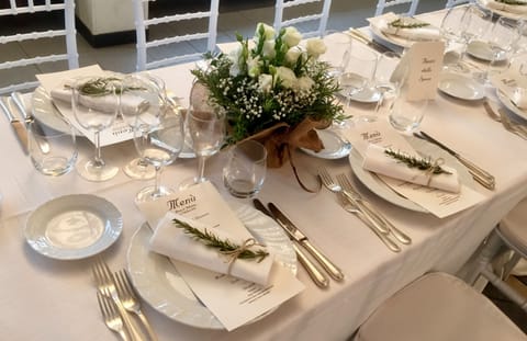 Lunch, dinner, brunch served; alfresco dining