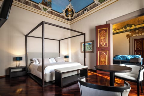 In-room safe, desk, free WiFi