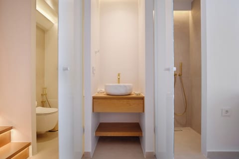 Suite split level (Maisonette) | Bathroom | Free toiletries, hair dryer, towels, soap