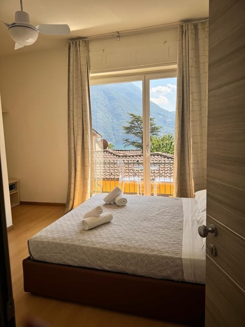 Deluxe Double or Twin Room, Balcony, Partial Lake View | Minibar, in-room safe, free WiFi