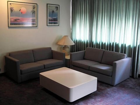 Comfort Room | In-room safe, desk, iron/ironing board, free WiFi