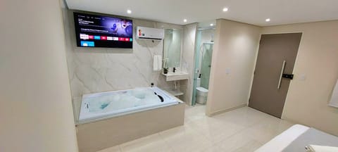 Deluxe Triple Room | Desk, laptop workspace, free WiFi