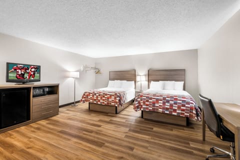 Deluxe Room, Non Smoking (2 Queen Beds and 1 Double Bed) | Desk, laptop workspace, blackout drapes, free cribs/infant beds