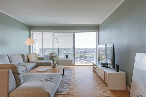 Bright living area with access to terrace and city view