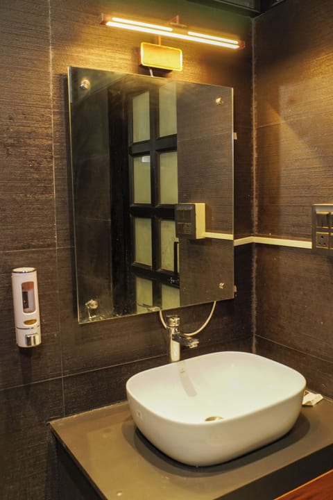 Exclusive Double or Twin Room | Bathroom | Shower, free toiletries, bathrobes, towels