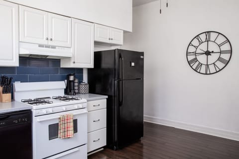 Apartment, 1 Bedroom | Private kitchen | Fridge, oven, coffee/tea maker, toaster