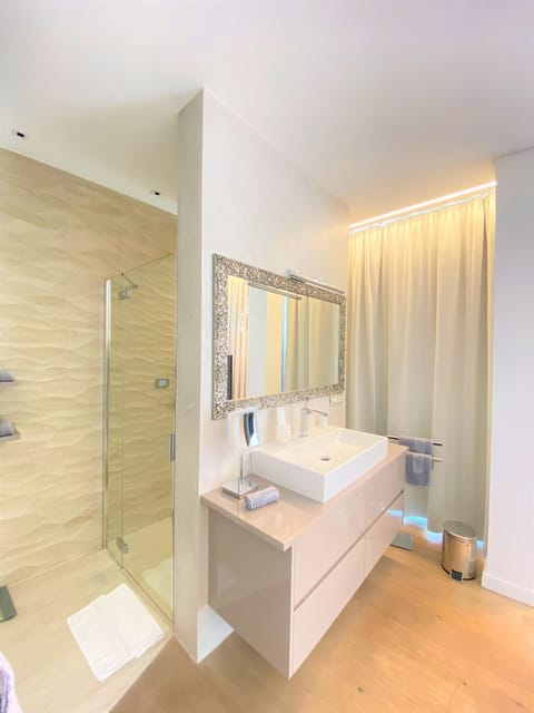 Junior Studio Suite | Bathroom | Hair dryer, towels, soap, shampoo