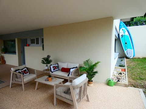 Private covered terrace with its 2 paddles