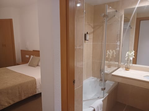 Double or Twin Room | Bathroom | Hair dryer, towels, soap, shampoo