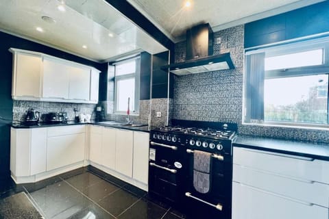 House | Private kitchen | Fridge, microwave, oven, electric kettle