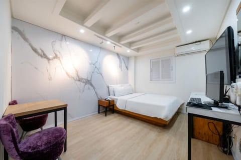 Premier Double Room | Desk, laptop workspace, soundproofing, free WiFi