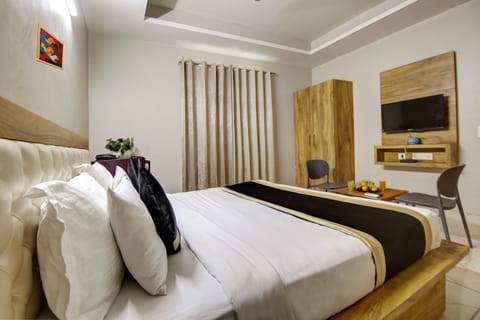 Deluxe Double Room, Balcony | Egyptian cotton sheets, premium bedding, memory foam beds, desk