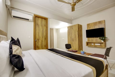 Deluxe Double Room, Balcony | Egyptian cotton sheets, premium bedding, memory foam beds, desk