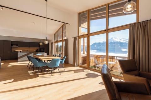 Penthouse mit 5 Schlafzimmer | Living area | Flat-screen TV