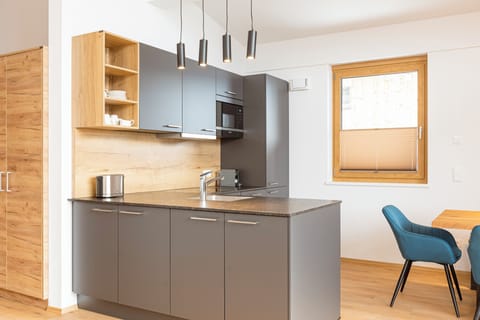 Ferienwohnung mit 3 Schlafzimmer | Private kitchen | Full-size fridge, microwave, stovetop, dishwasher