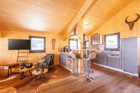 Superior Chalet # 11 mit IR-Sauna & Whirlwanne innen | Living area | 50-inch TV with satellite channels, fireplace