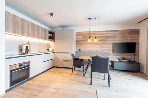 Full-size fridge, oven, stovetop, dishwasher