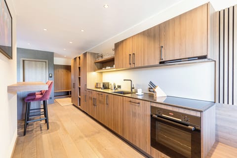 Ferienwohnung mit 2 Schlafzimmer | Private kitchen | Full-size fridge, oven, stovetop, dishwasher