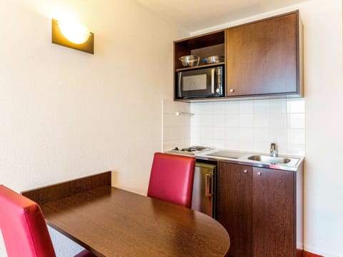 Studio, 1 Double Bed | In-room safe, desk, iron/ironing board, free cribs/infant beds