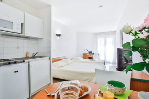 Studio (Triple) | Private kitchenette | Fridge, microwave, electric kettle, cookware/dishes/utensils