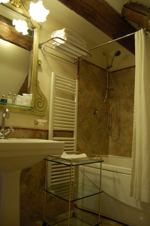 Combined shower/tub, free toiletries, hair dryer, bidet