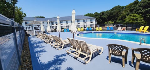 Indoor pool, seasonal outdoor pool, sun loungers