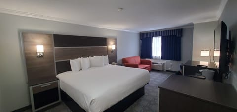 Superior Room, 1 King Bed, Non Smoking | Premium bedding, in-room safe, desk, blackout drapes