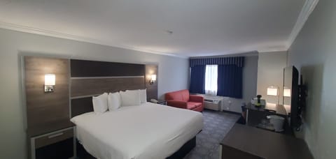 Superior Room, 1 King Bed, Non Smoking | Premium bedding, in-room safe, desk, blackout drapes