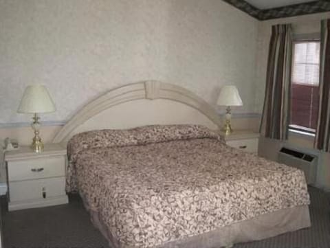 Suite, 1 King Bed, Non Smoking | Desk, iron/ironing board, free cribs/infant beds, rollaway beds