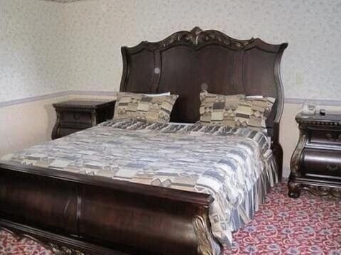 Standard Room, 1 King Bed, Non Smoking | Desk, iron/ironing board, free cribs/infant beds, rollaway beds
