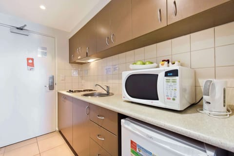 Studio Apartment | Private kitchenette | Fridge, microwave, stovetop, coffee/tea maker