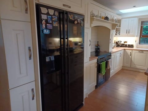 Cottage | Private kitchen | Fridge, microwave, oven, stovetop