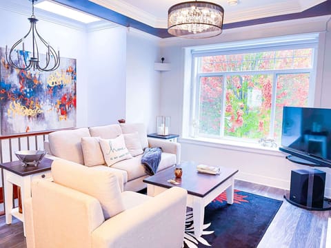 Unwind in our chic and comfortable living area. Filled with natural light and modern decor, it's the perfect space to relax and socialize.