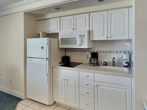 Condo, 2 Queen Beds, Patio, Beach View (Sunset Terrace - No Pets Allowed) | Private kitchen | Oven, coffee/tea maker