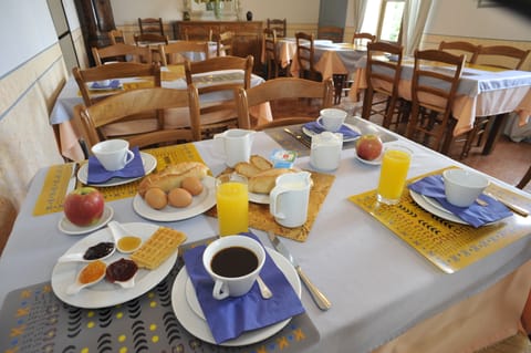 Daily buffet breakfast (EUR 9.90 per person)