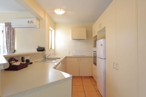 Deluxe Suite  Multiple Bedrooms  Non Smoking  Kitchen (Deluxe 3 Bedroom Unit) | Private kitchen | Fridge, microwave, oven, stovetop