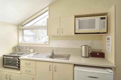 Family Suite  1 Bedroom  Non Smoking  Kitchen (Family Unit) | Private kitchenette | Fridge, microwave, oven, stovetop