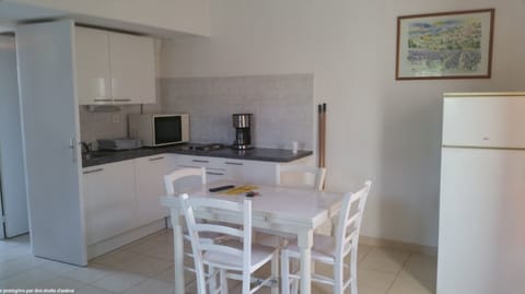 Holiday home or Apartment 6 people | Private kitchen | Microwave, stovetop, cookware/dishes/utensils