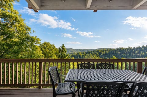 Al fresco dining on the balcony.