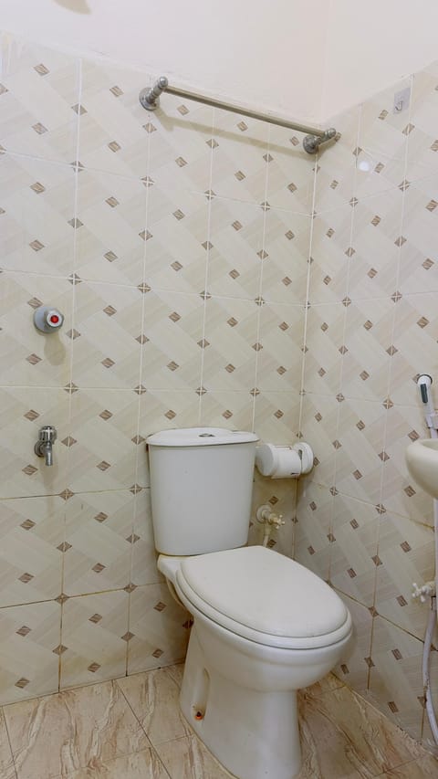 Standard Single Room | Bathroom | Shower, rainfall showerhead, free toiletries, towels