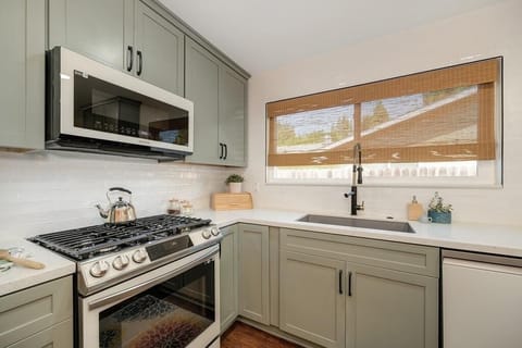 House, 3 Bedrooms | Private kitchen | Fridge, oven, coffee/tea maker, toaster