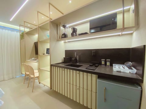 Luxury Apartment | Private kitchen | Mini-fridge, microwave, electric kettle, cookware/dishes/utensils