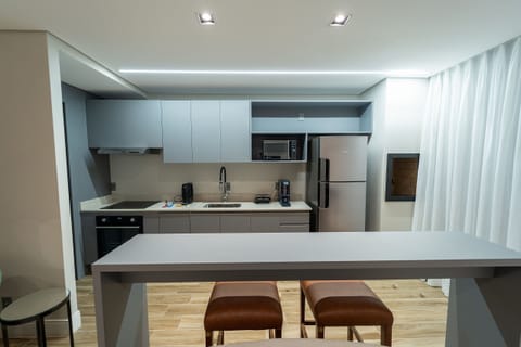 Deluxe Suite | Private kitchen | Fridge, microwave, cookware/dishes/utensils