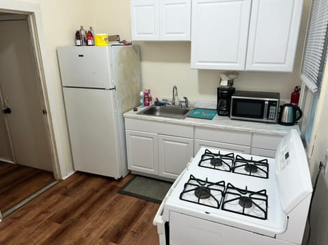 Basic Room | Private kitchen | Full-size fridge, microwave, oven, cookware/dishes/utensils