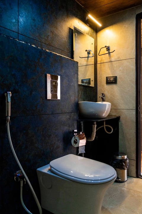 Signature Studio Suite, City View | Bathroom | Towels, soap, shampoo