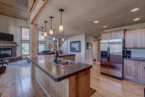 Chalet, 3 Bedrooms | Private kitchen