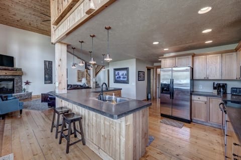 Chalet, 3 Bedrooms | Private kitchen