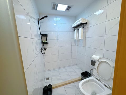 Superior Double Room, City View | Bathroom | Shower, free toiletries, hair dryer, slippers